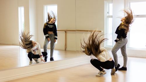 Enfant dansant devant un miroir à l’École de Danse Rachel Jasmin.