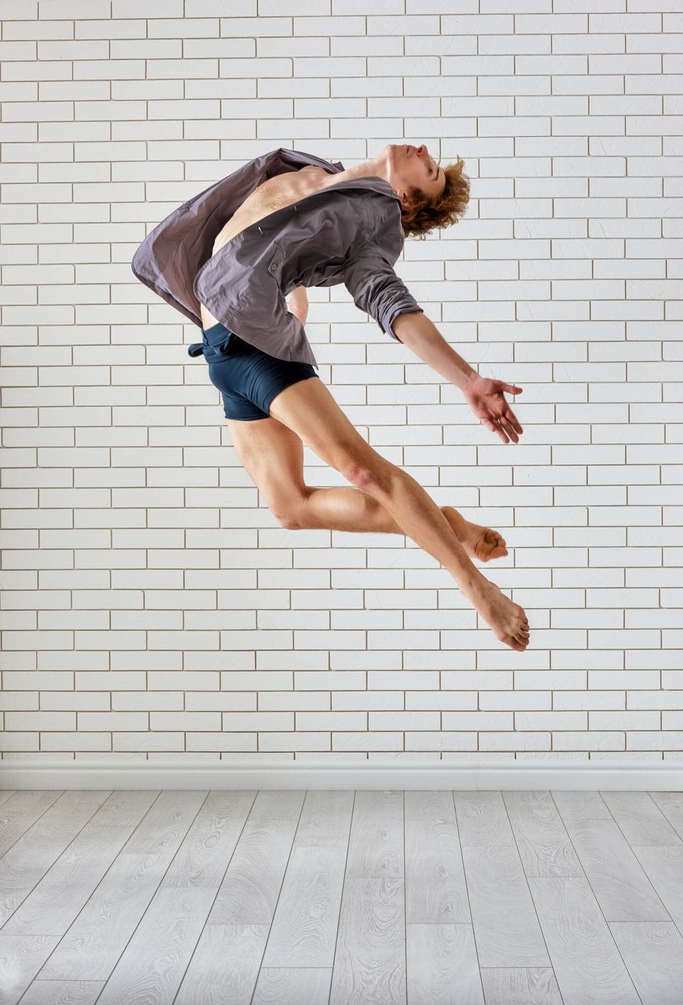 Travail à la barre dans un studio de danse.