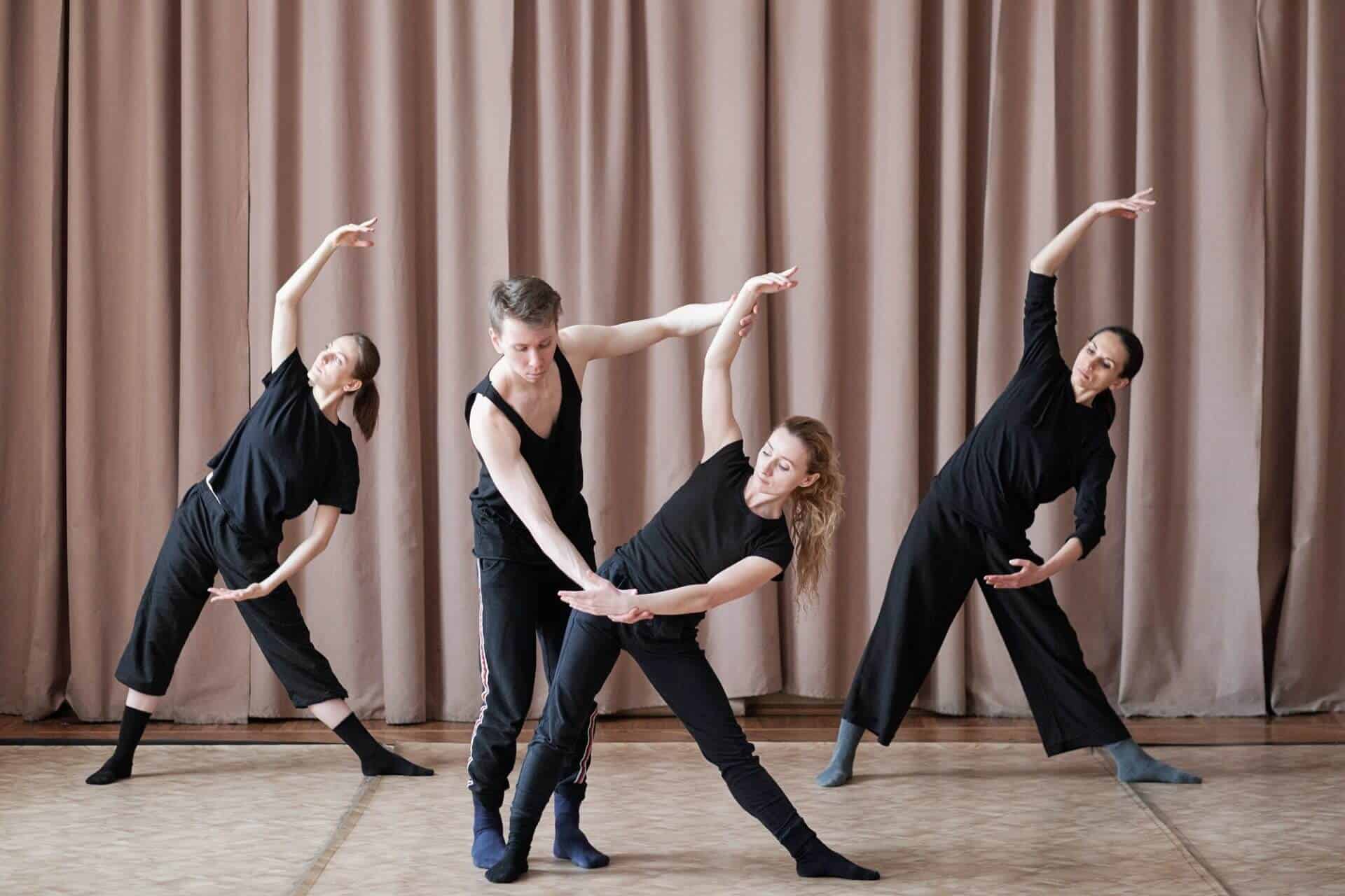Danseurs travaillant leurs mouvements en studio