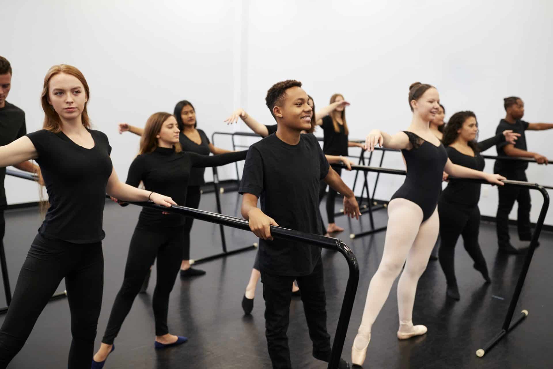 Élèves en répétition dans un studio de danse.