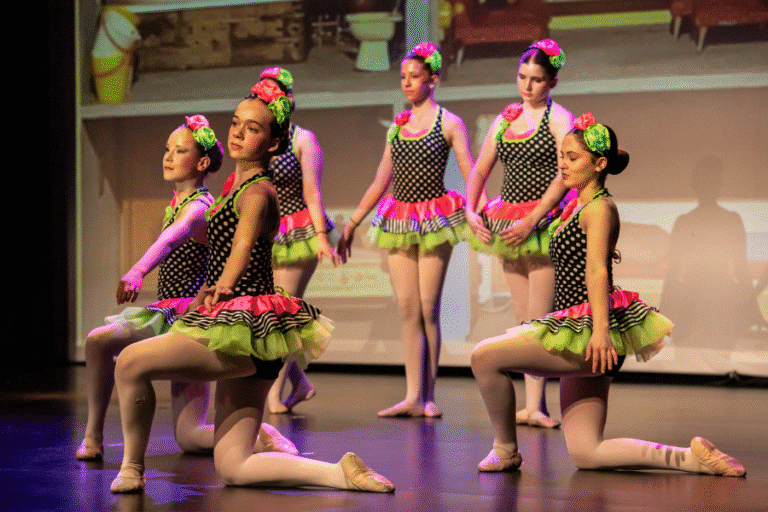 Danseuses en costume de danse traditionnelle, École de Danse Rachel Jasmin.